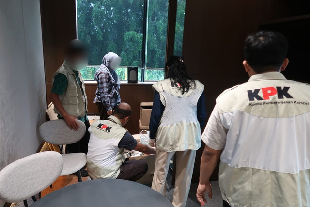 KPK menggeledah rumah Dirjen PPTR Kementerian ATR/BPN, Lampri, di Bekasi, terkait perkara korupsi di Kementerian ATR/BPN, Jumat (18/9/2026). Foto: Dok. Humas KPK