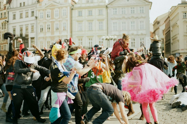Ilustrasi Flash mob adalah Foto: Unsplash/Daniel Silva
