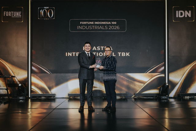 Chief of Corporate Affairs Astra Boy Kelana Soebroto menerima penghargaan Fortune Indonesia 100 2026 mewakili PT Astra International Tbk dalam Fortune Indonesia 100 Gala di Jakarta (17/9). Astra menempati peringkat ke-4 dalam daftar Fortune Indonesia 100 2026. Foto: dok. Istimewa.