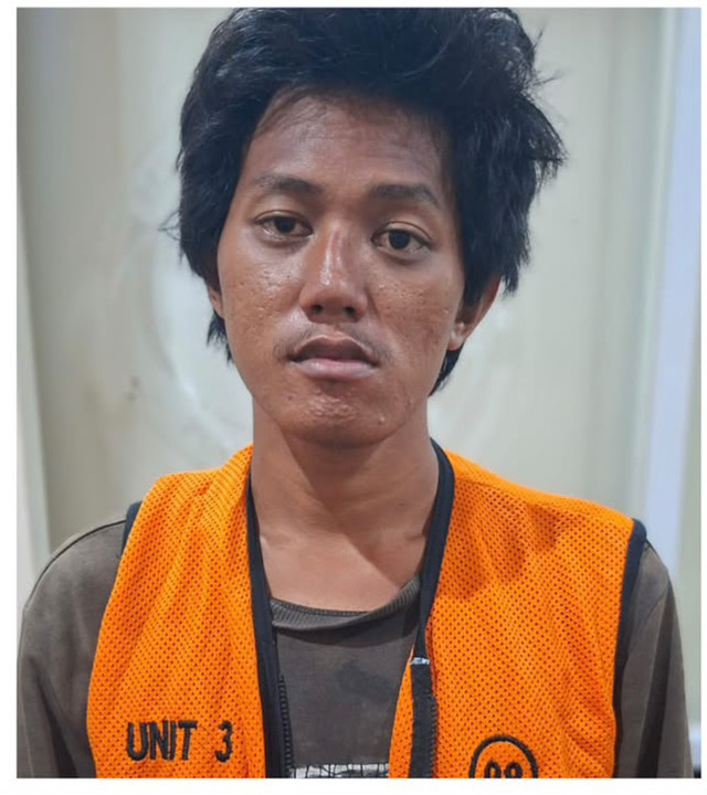 Juru parkir bernama Micko Zallfaa Kokasih (23) warga Jalan Dukuh Setro, Tambaksari, Kota Surabaya, ditangkap usai menganiaya dan meludahi pengemudi mobil serta positif sabu. Foto: Dok. Polrestabes Surabaya