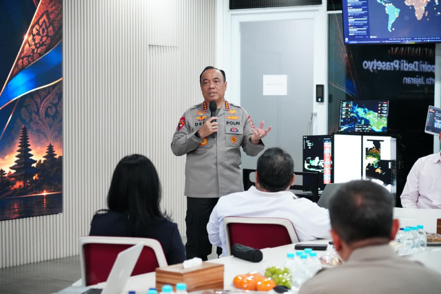 Wakapolri Komjen Pol. Dedi Prasetyo nyatakan peresmian Pusat Studi Kepolisian Lingkungan UNRI-Polda Riau genapi jejaring 100 pusat studi kepolisian guna perkuat transformasi Polri berbasis riset di Pekanbaru, Jumat (18/9/2026). Foto: Dok. Polri