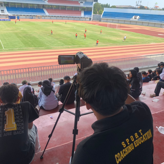 Mahasiswa PK ikut membantu tim analisis PSS Sleman Development merekam jalannya laga. Foto: Ashfahani Muhammad Anis Anwar