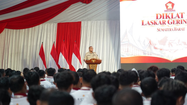 Ketua DPD Partai Gerindra Sumatra Barat, Andre Rosiade memimpin upacara pembukaan Pendidikan dan Pelatihan Laskar Kader Partai Gerindra Sumbar di Camping Ground Kandih, Kota Sawahlunto, Jumat (18/9/2026). Foto: Dok. Istimewa