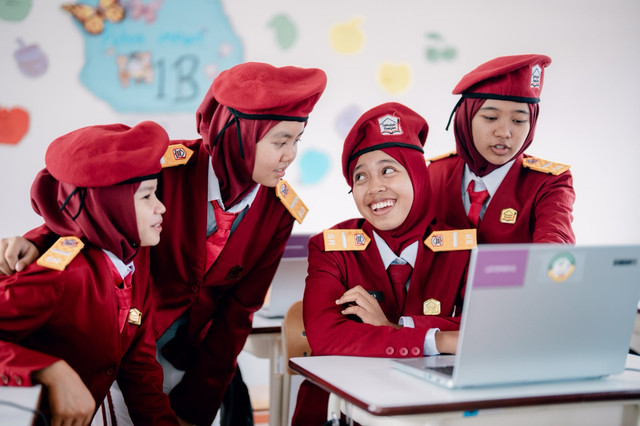 Kepala Biro Humas Kemensos Devi Deliani sampaikan lebih dari 44 ribu anak dari keluarga miskin di 182 wilayah kembali dapatkan akses pendidikan gratis melalui Sekolah Rakyat di Jakarta, Jumat (18/9/2026). Foto: Dok. Kemensos