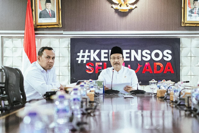 Ketua KPTDP Luhut Binsar Pandjaitan dan Mensos Saifullah Yusuf memimpin rapat daring bersama TNI-Polri dan Pemda terkait digitalisasi serta perluasan Agen Perlinsos jelang peluncuran Oktober 2026 di Jakarta, Jumat (18/9/2026). Foto: Dok. Kemensos