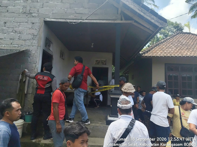 Polisi mengamankan tempat kejadian perkara pembakaran sopir berinisial IGS (20) oleh bosnya yang berinisial IPCP (37) di Banjar Dinas Susut, Desa Muncan, Selat, Karangasem, Jumat (18/9/2026) siang. Foto: Dok. Polres Karangasem