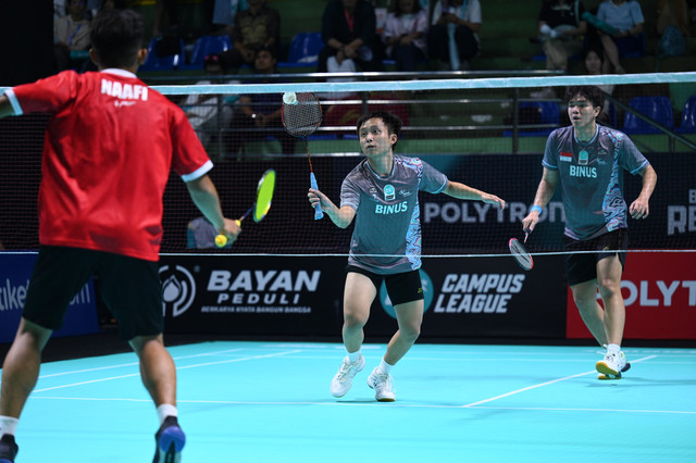 Universitas Bina Nusantara Jakarta (jersey abu-abu) menang dramatis atas Universitas Negeri Jakarta (jersey merah) pada partai pamungkas Campus League Badminton Regional Bandung kategori beregu, usai menjalani rubber game 45-55, 55-54, 55-53.
Foto: Dok. Campus League