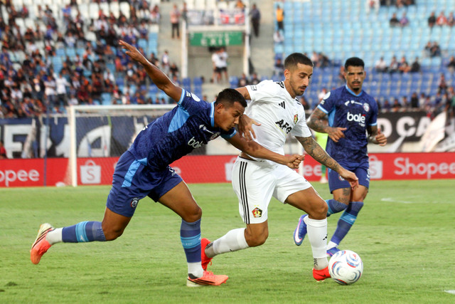 Pesepakbola Persik Kediri Ernesto Gomez (tengah) berebut bola dengan dua pemain Arema FC Leo Guntara (kiri) dan Marcos Vinicius dalam laga BRI Super League di Stadion Kanjuruhan, Malang, Jawa Timur, Jumat (18/9/2026). Foto: Ari Bowo Sucipto/ANTARA FOTO