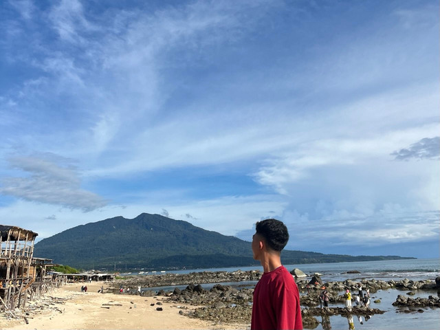 pantai batu rame disiang hari foto by fhatan fadilah
