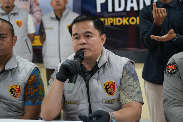 Direktur Ditreskrimsus Polda Sumsel, Kombes Pol Donny Satrya Sembiring rilis perkara OTT dugaan fee program dana revitalisasi sekolah yang bersumber dari APBN tahun 2026 yang melibatkan staf PPPK Disdik Banyuasin dan Kepala Sekolah. Foto: Dok. Polda Sumsel