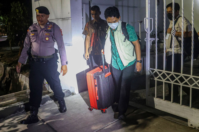 Petugas KPK membawa koper usai menggeledah rumah Dirjen PPTR Kementerian ATR/BPN Lampri di Perumahan Jatiwaringin Asri, Pondok Gede, Kota Bekasi, Jawa Barat, Jumat (18/9/2026). Foto: Darryl Ramadhan/ANTARA FOTO