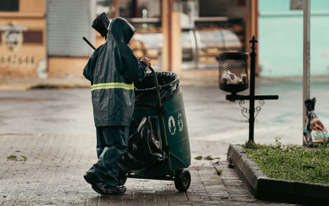 Pendidikan Lingkungan Sering Berhenti di Tempat Sampah? Foto oleh Mario Spencer dari Pexels: https://www.pexels.com/id-id/foto/petugas-pembersih-jalan-di-hari-hujan-di-alajuela-kosta-rika-29446319/