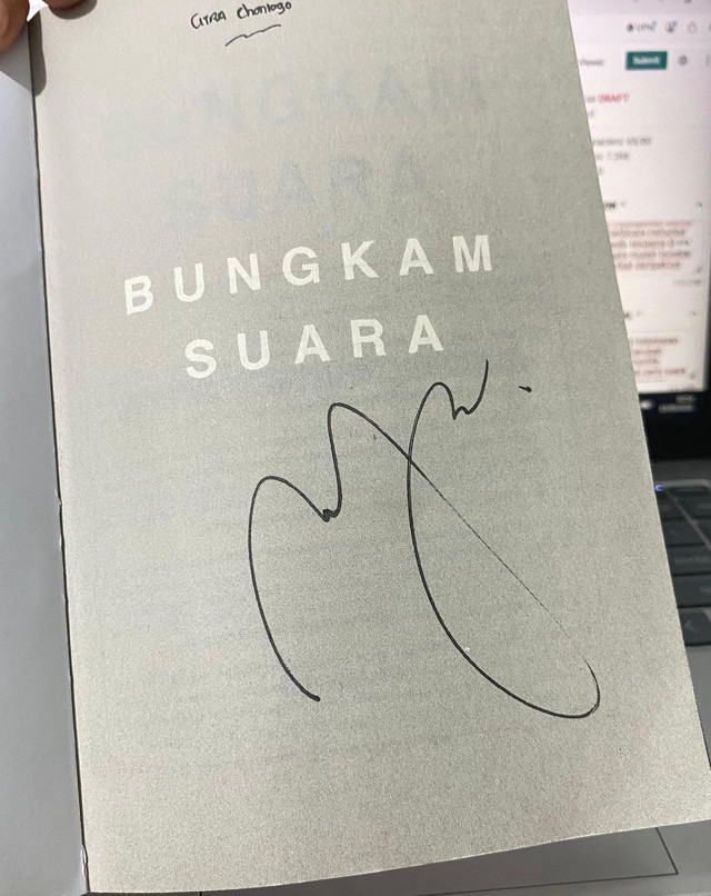 Sumber Foto: Dokumentasi pribadi buku yang ditandatangani oleh J.S. Khairen di Pustaka Steva, Siteba, Kota Padang, Sumatera Barat.