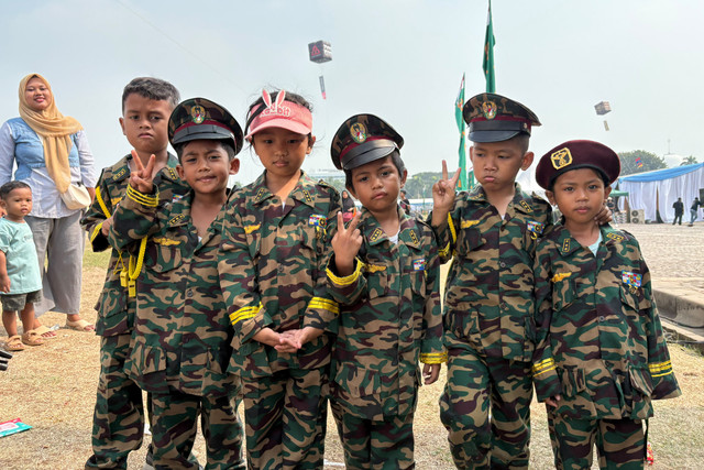 Anak-anak berkostum tentara saat TNI Fair di Monas, Jakarta Pusat, Sabtu (19/9/2026). Foto: Nasywa Athifah/kumparan