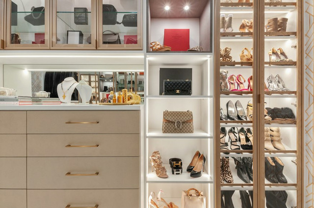 Ilustrasi Walk in closet adalah . Foto: Unsplash/I'M ZION