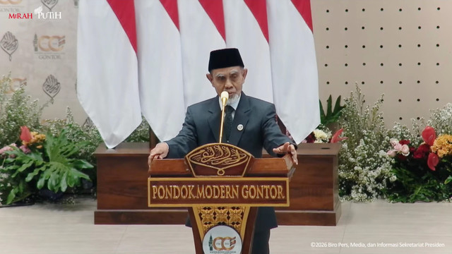 Pimpinan Pondok Modern Darussalam Gontor, K.H. Hasan Abdullah Sahal, dalam acara Peringatan 100 Tahun Pondok Modern Darussalam Gontor di Ponorogo, Jawa Timur, Sabtu (19/9/2026). Foto: YouTube/ Sekretariat Presiden