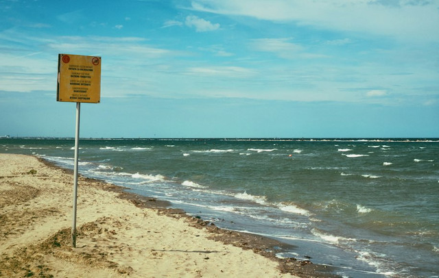 ilustrasi reklamasi pantai adalah. unsplash/Gianluca Cinnante
