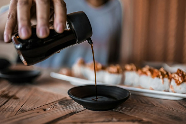 ilustrasi dark soy sauce adalah. unsplash/goodeats_yqr