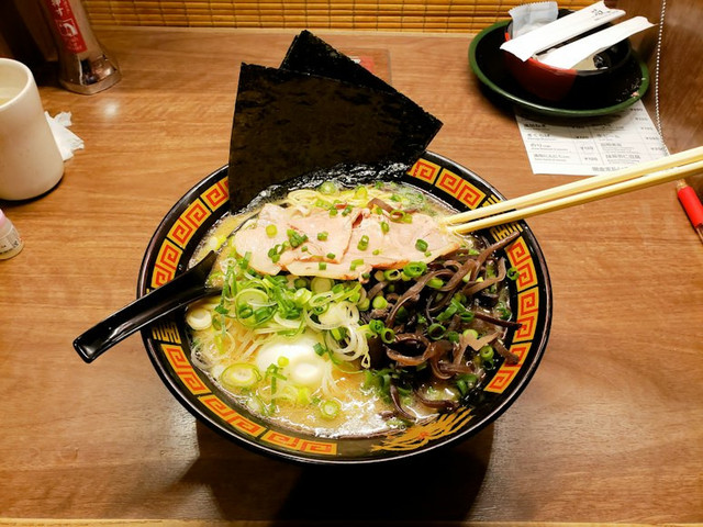 ilustrasi shoyu ramen adalah. unsplash/crystalsjo