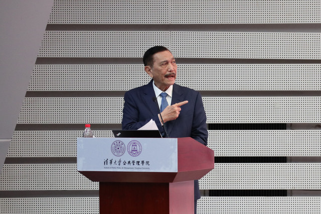 Ketua Dewan Ekonomi Nasional (DEN) Luhut Binsar Panjaitan memberikan kuliah umum kepada mahasiswa asal Indonesia maupun negara-negara lain di Universitas Tsinghua, Beijing, China, Jumat (18/9/2026). Foto: Desca Lidya Natalia/ANTARA FOTO