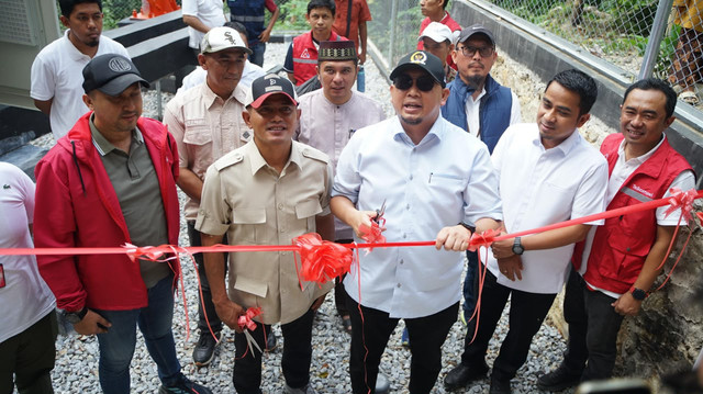 Wakil Ketua Komisi VI DPR RI dari Fraksi Gerindra Andre Rosiade meresmikan Base Transceiver Station (BTS) Telkomsel di Jorong Siaru, Nagari Sulit Air, Kecamatan X Koto Diateh, Kabupaten Solok, Sabtu (19/9/2026). Foto: Dok. Istimewa