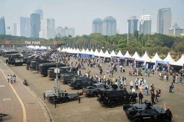 Sejumlah warga melihat kendaraan alat utama sistem senjata (alutsista) yang dipamerkan saat TNI Fair 2026 di Monumen Nasional, Jakarta, Sabtu (19/9/2026).  Foto: Putra M. Akbar/ANTARA FOTO 