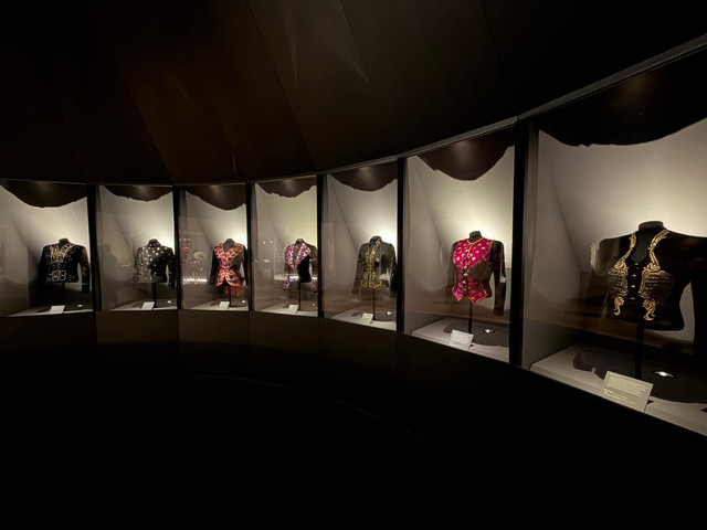 Koleksi jaket Malam Sciaparelli yang dipamerkan. Foto: Rifina Marie