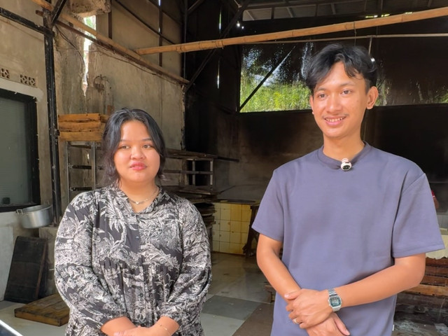 Tasya dan Ragil, Pasangan Gen Z pemilik pabrik Tahu Gen Z di Cilebut, Jawa Barat, Sabtu (19/9/2026). Foto: Widya/kumparan