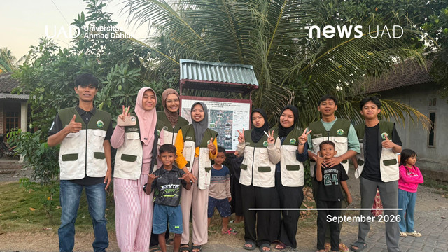 Mahasiswa KKN Universitas Ahmad Dahlan (UAD) pasang papan denah di dusun blok solo (Foto. KKN UAD).jpg