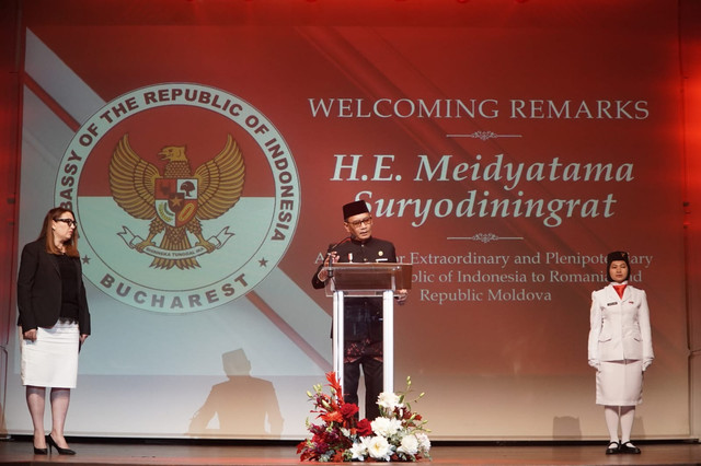 Dubes RI untuk Rumania merangkap Moldova, Meidyatama Suryodiningrat, memberikan sambutan pada Resepsi Diplomatik HUT ke-81 RI di Bucharest, Kamis (17/9/2026). Foto: KBRI Bucharest