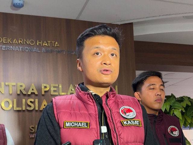 Kasatresnarkoba Polresta Bandara Soekarno-Hatta, AKP Michael Tandayu saat mengungkap kasus penangkapan selebgram Julia Prastini alias Jule di kantornya, Sabtu (19/9/2026). Foto: Vincentius Mario/kumparan