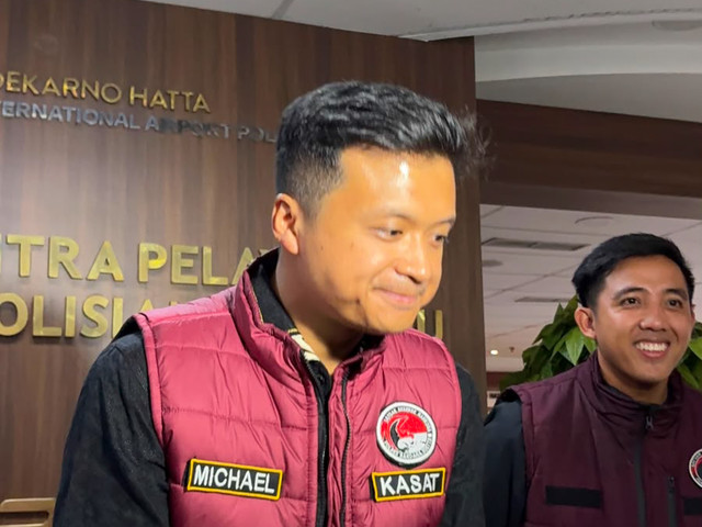 Kasatresnarkoba Polresta Bandara Soekarno-Hatta, AKP Michael Tandayu saat mengungkap kasus penangkapan selebgram Julia Prastini alias Jule di kantornya, Sabtu (19/9/2026). Foto: Vincentius Mario/kumparan