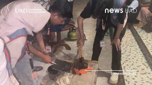 KKN Universitas Ahmad Dahlan (UAD) latih warga Sumberasri olah plastik jadi paving block (Foto. KKN UAD).jpg