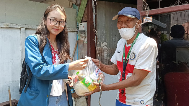 Dokumentasi pemberian bantuan pada warga dengan ekonomi menengah kebawah. Foto: Dok. Pribadi