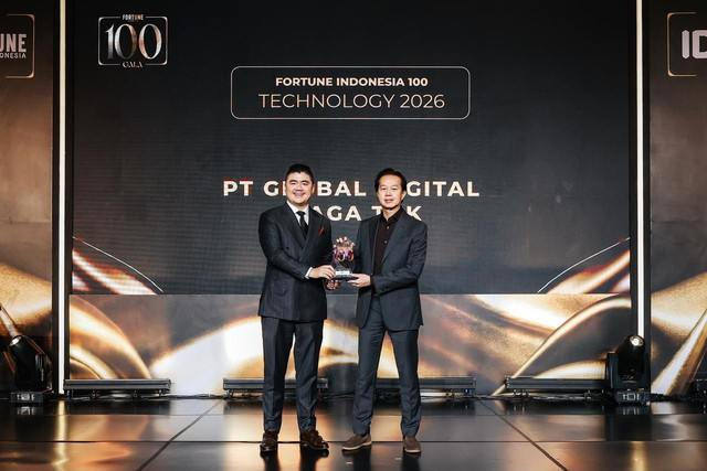 Eric Winarta, Chief Corporate Officer & Investor Relations, Blibli, menerima penghargaan Fortune 100. Foto: Blibli.