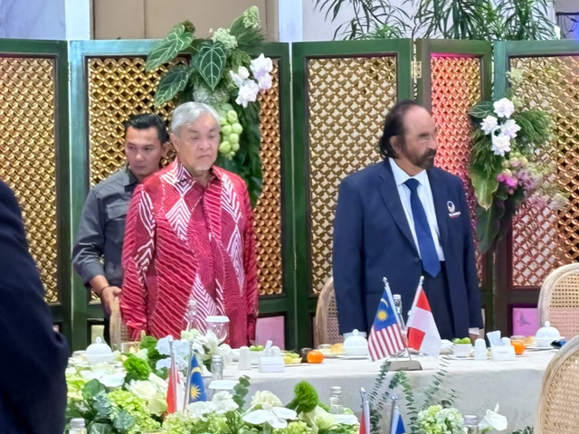 Ketua Umum partai NasDem Surya Paloh dan Wakil Perdana Menteri Malaysia sekaligus Presiden UMNO Ahmad Zahid Hamidi dalam pertemuan di Gedung DPP Partai NasDem Jakarta Pusat, Sabtu (19/9/2026). Foto: Kevin Daniel/kumparan