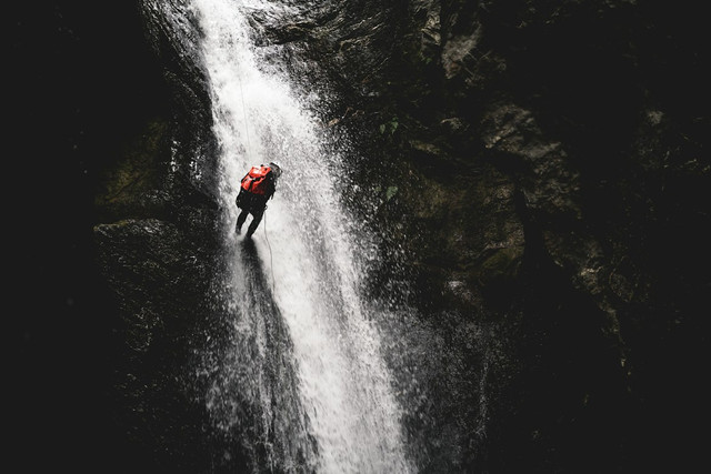 Ilustrasi Apa itu canyoneering. Foto: Unsplash.com/Han-Hsing Tu
