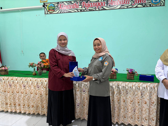 Penyerahan Kenang-Kenangan dari Tim PkM UNSOED Kepada Ketua MGMP Matematika SMP Sub Rayon 2 Banyumas. Sumber: Dokumentasi Panitia