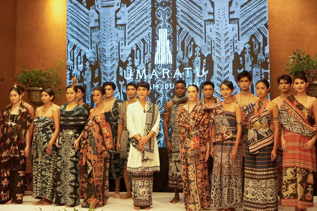 Asha Smara Darra, Founder Oscar Lawalata Culture & Umaratu Foundation bersama koleksi tenun sumba dalam rangka meperkenalkan rumah budaya Umaratu 'Rumah Ibu Bumi'. Foto: Umaratu 'Rumah Ibu Bumi'