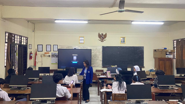 Foto pembelajaran di kelas XI IPS 