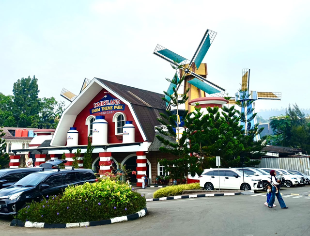 Tampak depan Dairyland Farm Theme Park Puncak dengan kincir angin yang menjadi bagian dari kawasan wisata. (Dokumentasi pribadi)
