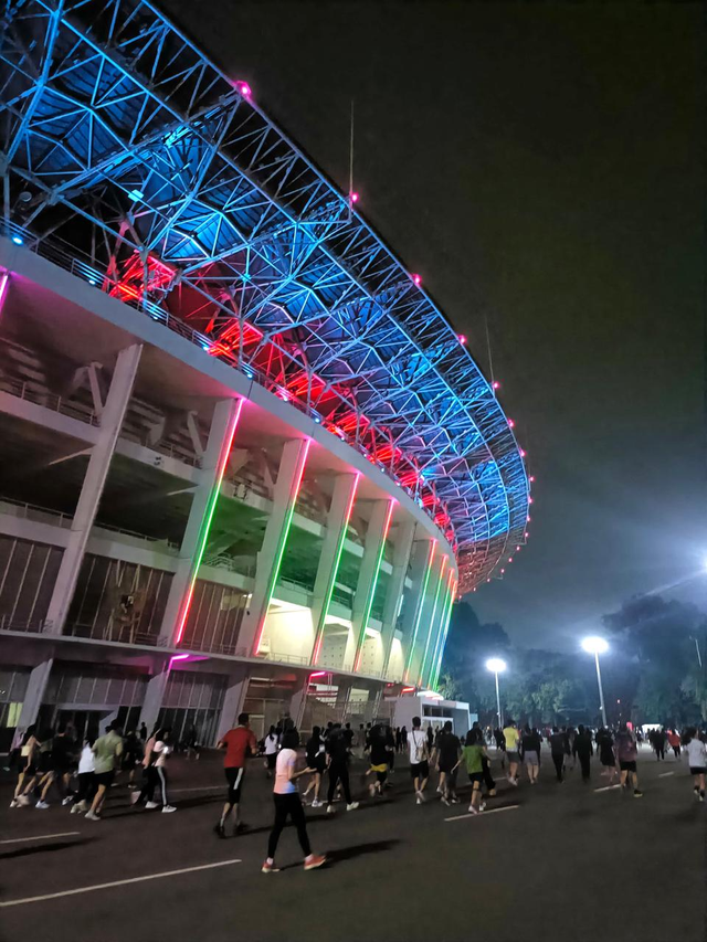 Tampak kawasan Gelora Bung Karno dengan area bundaran dan lingkungan di sekitarnya. (Dokumentasi pribadi)