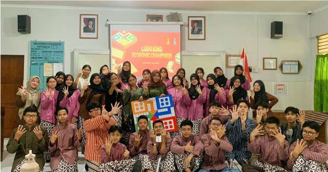 Metode Game-Based Learning dipadukan dengan Team Games Tournament dan Wordwall diterapkan pada peserta didik kelas X-4 dan X-6 dalam pembelajaran Ekonomi Fase E, Kamis (3/9/2026). (Sumber:Dokumentasi Pribadi)