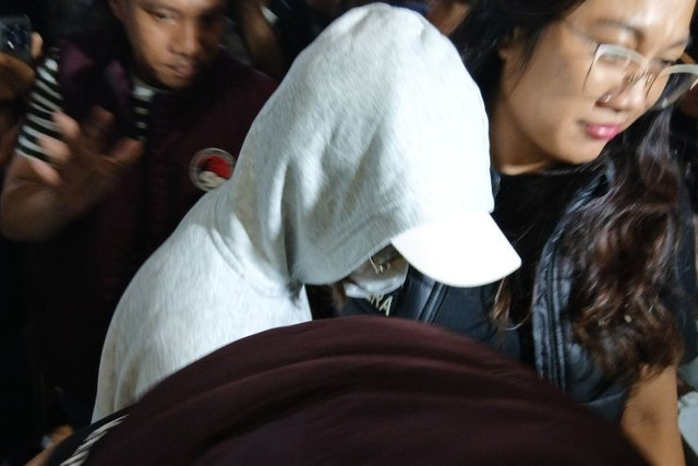 Petugas menggiring selebgram bernama Julia Prastini atau Jule untuk menjalani rehabilitas setelah tertangkap terkait kasus penyalahgunaan cairan e-cigarette atau vape yang mengandung zat etomidate di Tangerang, Banten pada Sabtu (19/9/2026). Foto: Azmi Samsul Maarif/ANTARA