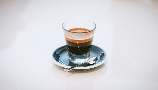 Ilustrasi long black adalah, foto bukan minuman yang sebenarnya: Unsplash/Adi Goldstein