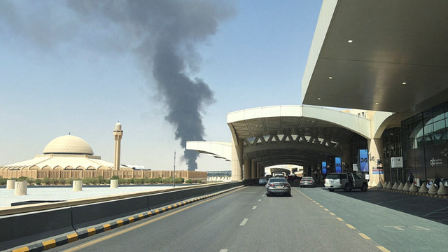 Kepulan besar asap hitam membubung dari area penyimpanan bahan bakar di Bandara Internasional King Khalid, Riyadh, Arab Saudi, Sabtu (19/9/2026) lalu. Foto: Stringer/REUTERS