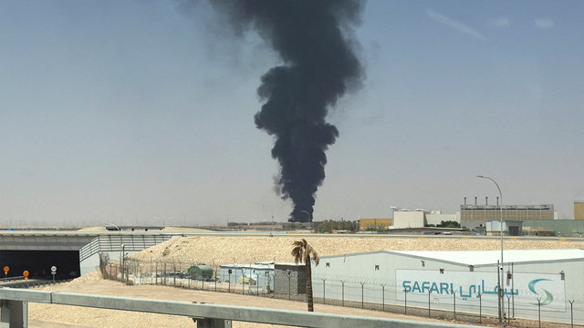 Kepulan besar asap hitam membubung dari area penyimpanan bahan bakar di Bandara Internasional King Khalid, Riyadh, Arab Saudi, Sabtu (19/9/2026). Foto: Stringer/REUTERS