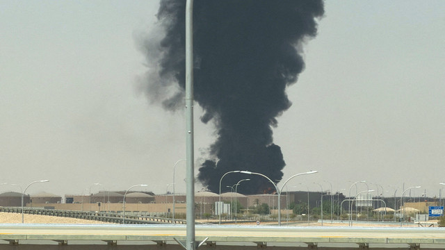 Kepulan besar asap hitam membubung dari area penyimpanan bahan bakar di Bandara Internasional King Khalid, Riyadh, Arab Saudi, Sabtu (19/9/2026). Foto: Stringer/REUTERS