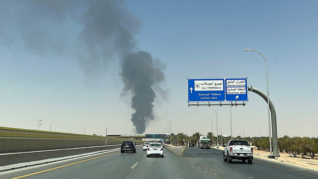 Kepulan besar asap hitam membubung dari area penyimpanan bahan bakar di Bandara Internasional King Khalid, Riyadh, Arab Saudi, Sabtu (19/9/2026). Foto: Stringer/REUTERS