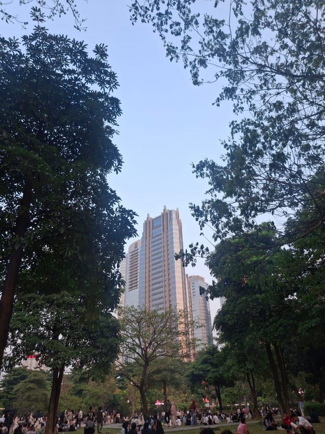 salah satu taman kota dan ruang terbuka yaitu taman kota gbk. dokumentasi pribadi